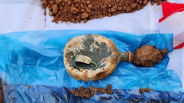 Di vật có khắc chữ “Phiết” hoặc “Phiệt” kèm ký hiệu biển nhỏ đeo tay làm bằng nhôm có dòng chữ “SH-2-526”. Di vật có khắc chữ “Phiết” hoặc “Phiệt” kèm ký hiệu biển nhỏ đeo tay làm bằng nhôm có dòng chữ “SH-2-526”.