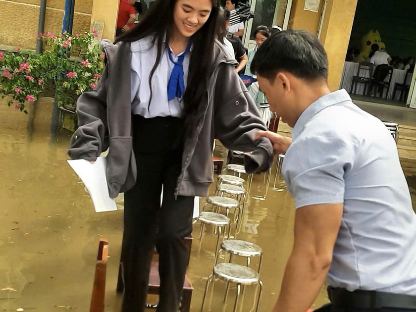 Hàng trăm chiếc ghế nhựa, ghế inox và ghế gỗ làm thành “cây cầu khô” dẫn lối từ cổng trường vào tận hội trường. Hàng trăm chiếc ghế nhựa, ghế inox và ghế gỗ làm thành “cây cầu khô” dẫn lối từ cổng trường vào tận hội trường.