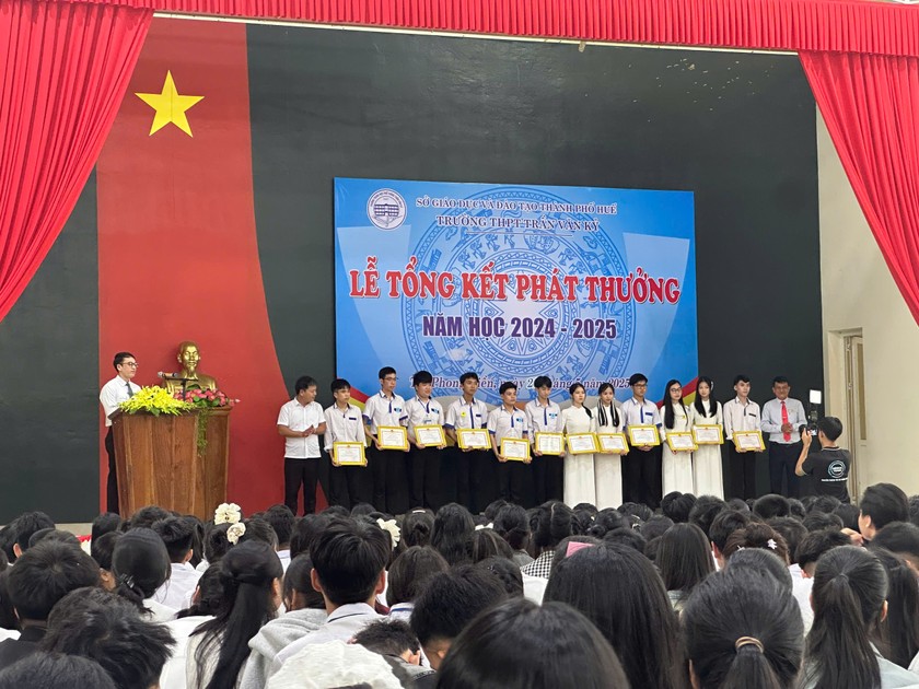 Buổi lễ tổng kết vẫn diễn ra gọn gàng nghiêm túc và ấm cúng trong nhà thi đấu. Buổi lễ tổng kết vẫn diễn ra gọn gàng nghiêm túc và ấm cúng trong nhà thi đấu.