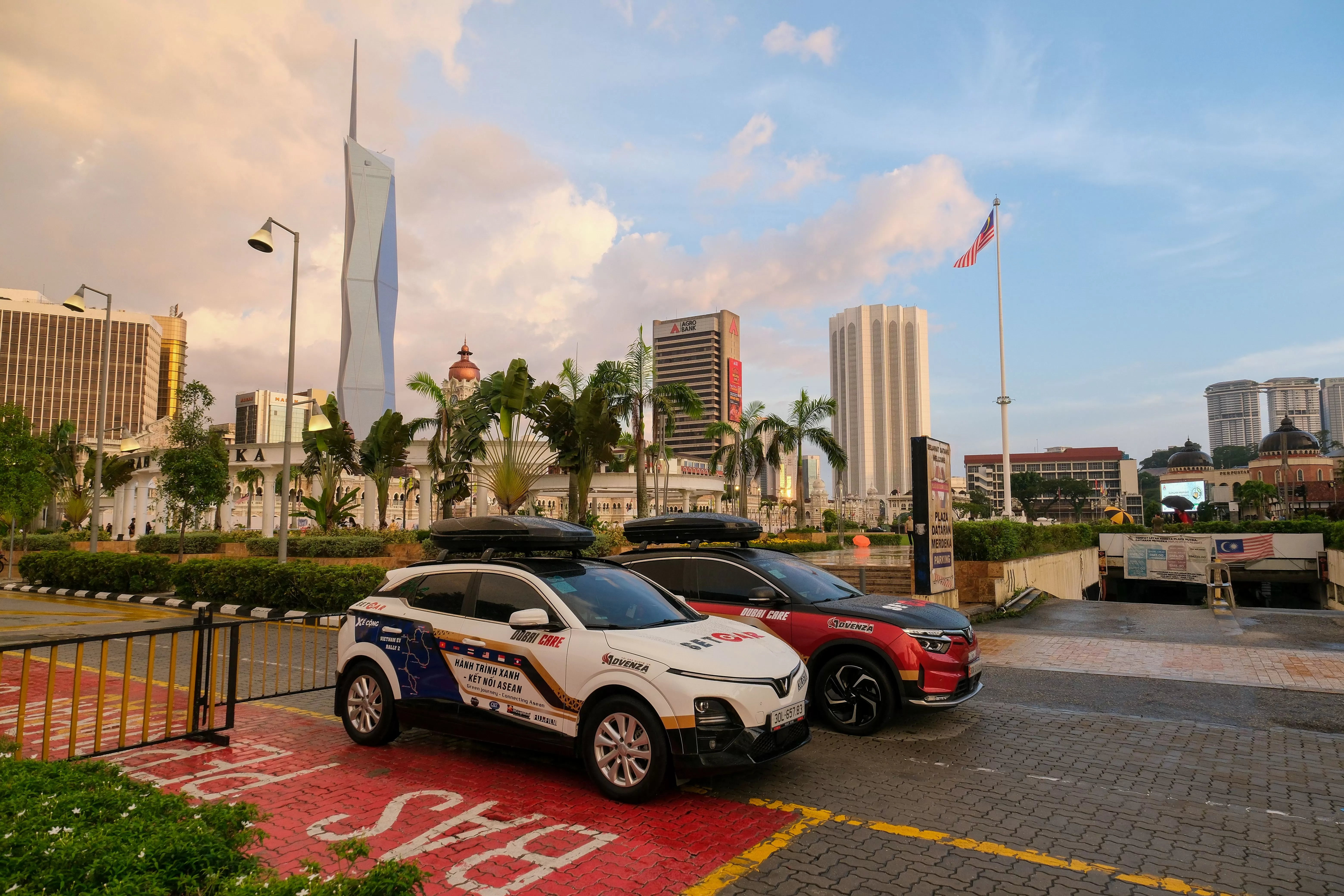 Sự khác biệt của hạ tầng giao thông các nước là điều gây chú ý đối với đoàn du lịch. Ảnh: NVCC Sự khác biệt của hạ tầng giao thông các nước là điều gây chú ý đối với đoàn du lịch. Ảnh: NVCC