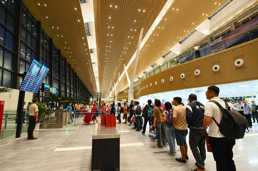 Hành khách làm thủ tục lên máy bay ở ga T3 Tân Sơn Nhất. Ảnh: ACV