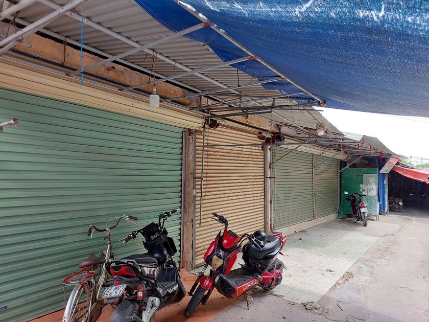 Một số gian hàng vẫn mở bán nhưng tâm lý dè dặt, lo sợ bị kiểm tra.