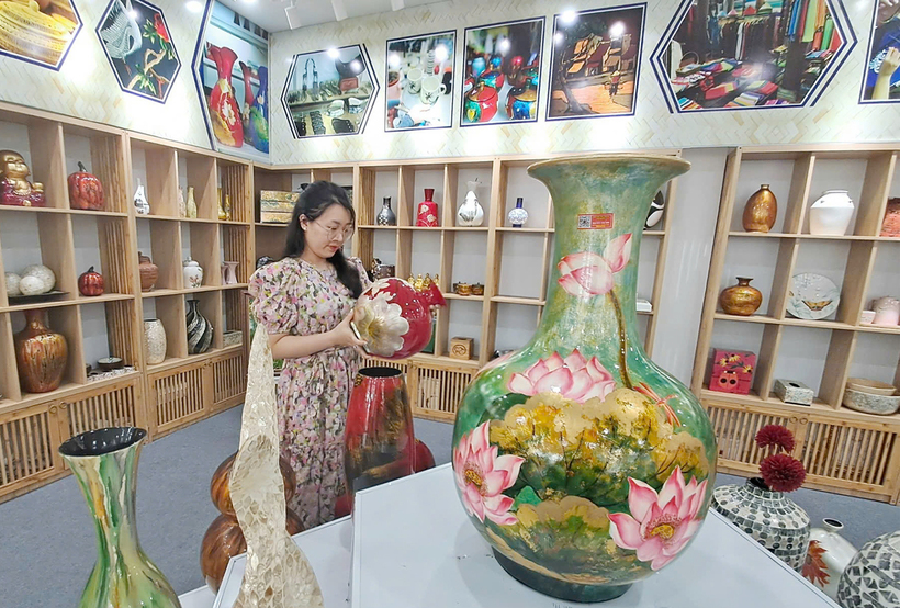 Với quy mô khoảng 500 m2, triển lãm trưng bày, giới thiệu trên 320 mẫu sản phẩm thủ công mỹ nghệ, làng nghề sáng tạo và độc đáo. Ảnh: N.H