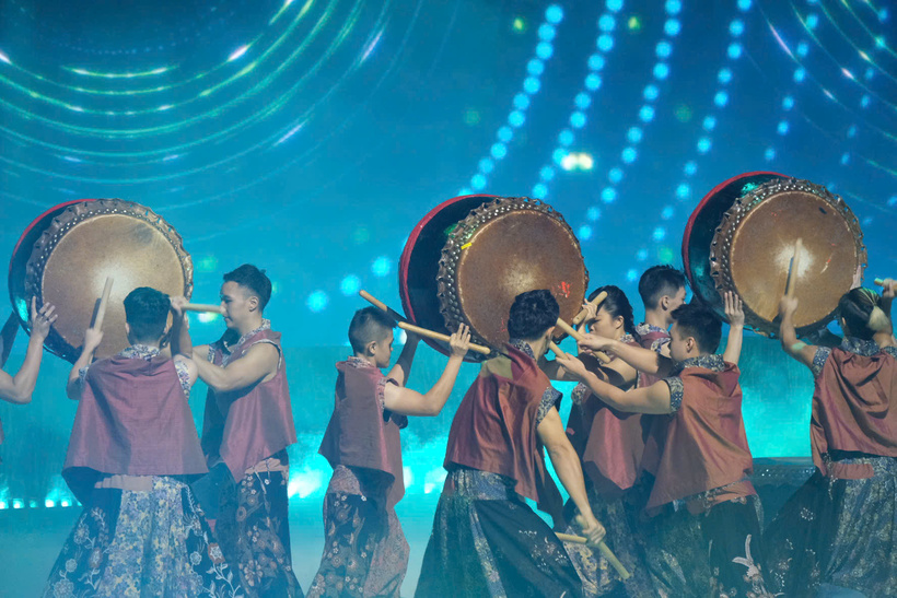 Tiết mục khai mạc đậm chất văn hóa phương Đông. Ảnh: Lê An