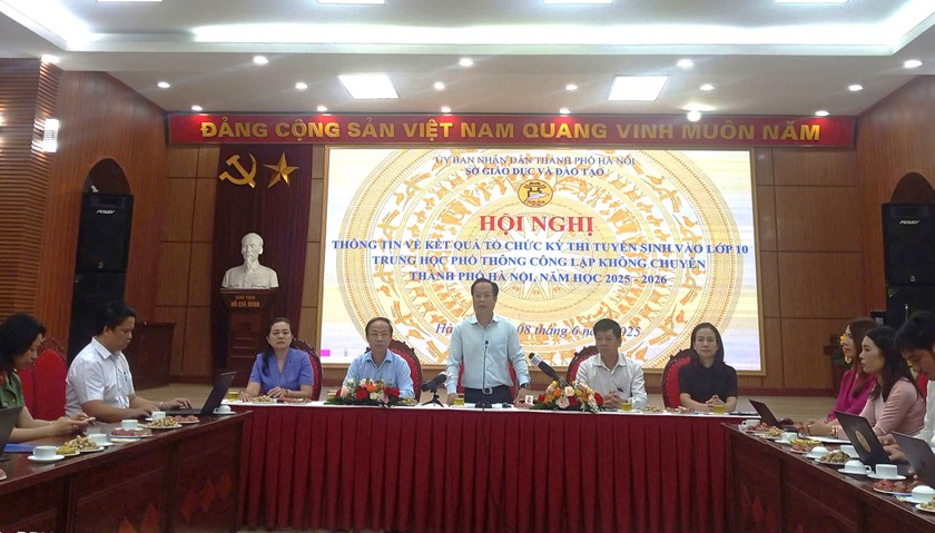 Lãnh đạo Sở GD&ĐT thông tin về kết quả tổ chức coi thi lớp 10 THPT công lập. (Ảnh: PV)