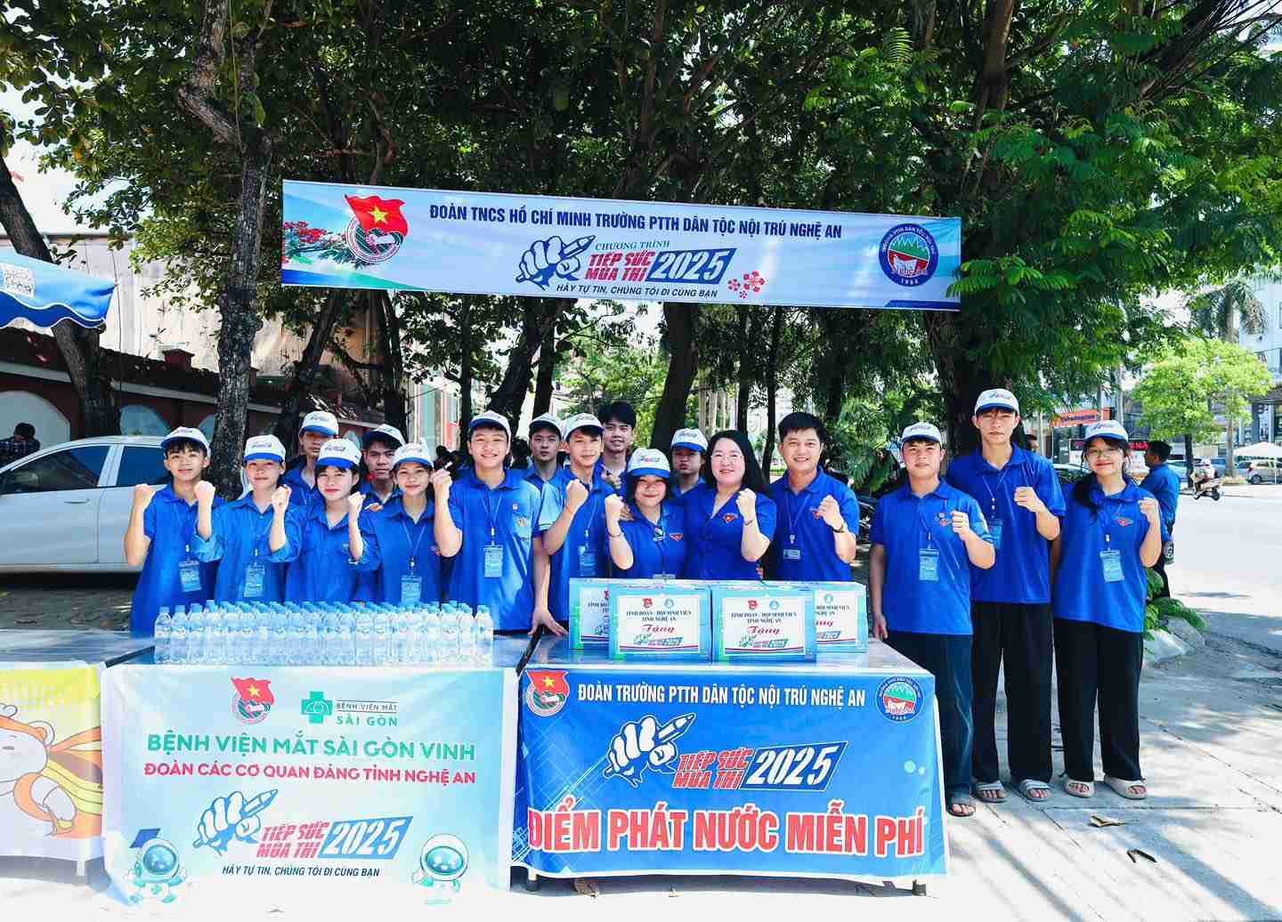 Lực lượng thanh niên tình nguyện Nghệ An chung tay tiếp sức cho các sĩ tử. Ảnh: Phạm Chung