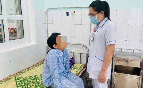 Bé gái bị khỉ tấn công điều trị tại bệnh viện. Ảnh: Hàn Nguyên