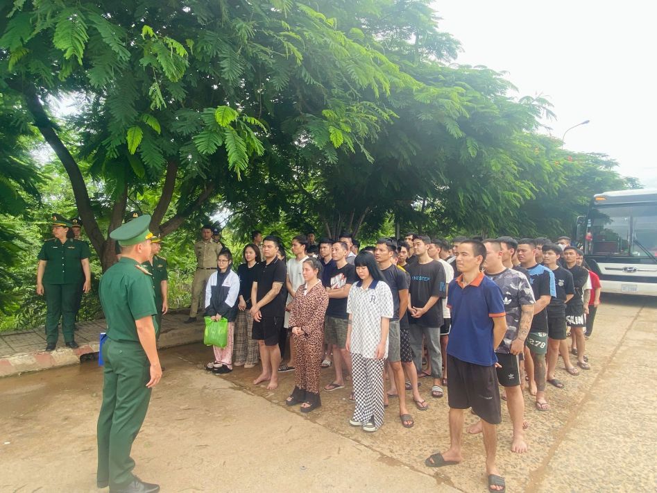 Trong đợt tiếp nhận công dân bị trao trả lần này có 65 công dân đến từ nhiều địa phương trong cả nước. Ảnh: La Nguyễn