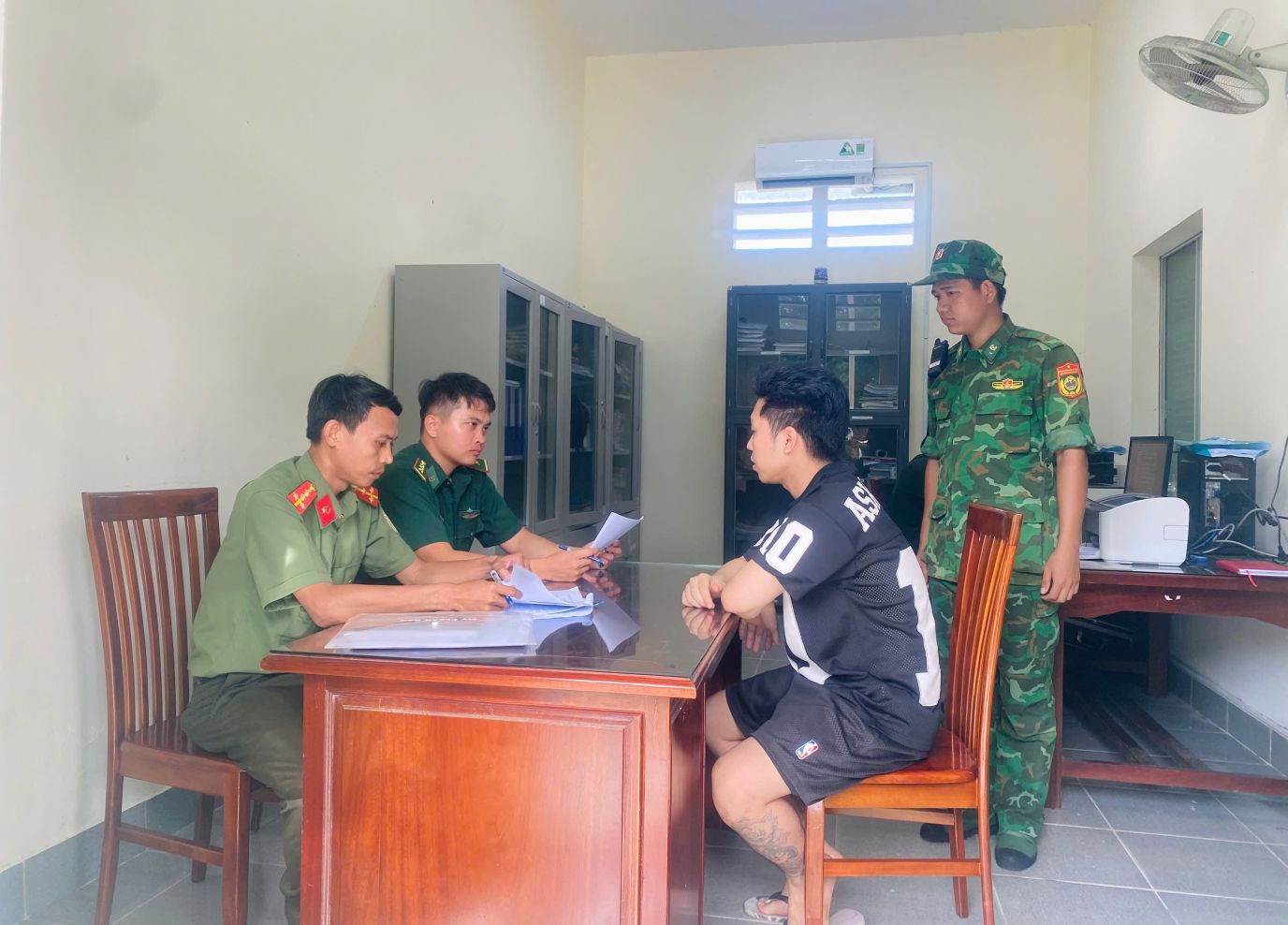 Các cơ quan chức năng tiến hành rà soát đối tượng. Ảnh: La Nguyễn