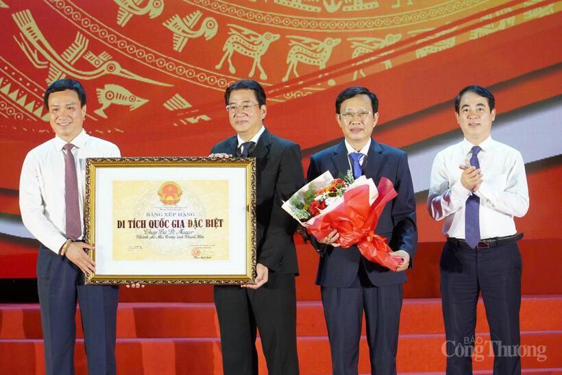 Đón nhận Bằng xếp hạng Di tích quốc gia đặc biệt Tháp Bà Ponagar. Ảnh: Lê Sơn
