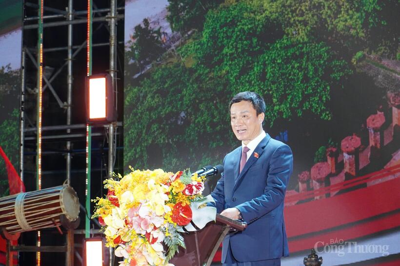 Ông Triệu Thế Hùng, Phó Chủ nhiệm Uỷ ban Văn hóa - Giáo dục của Quốc hội phát biểu tại buổi lễ. Ảnh: Lê Sơn