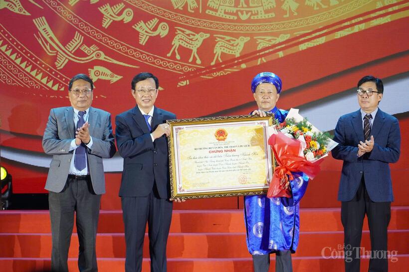 Trao chứng nhận Di sản văn hóa phi vật thể quốc gia “Tri thức khai thác và chế biến trầm hương Khánh Hòa”. Ảnh: Lê Sơn