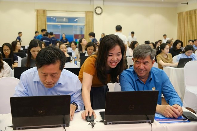 Người lao động thi đua “Bình dân học vụ số”