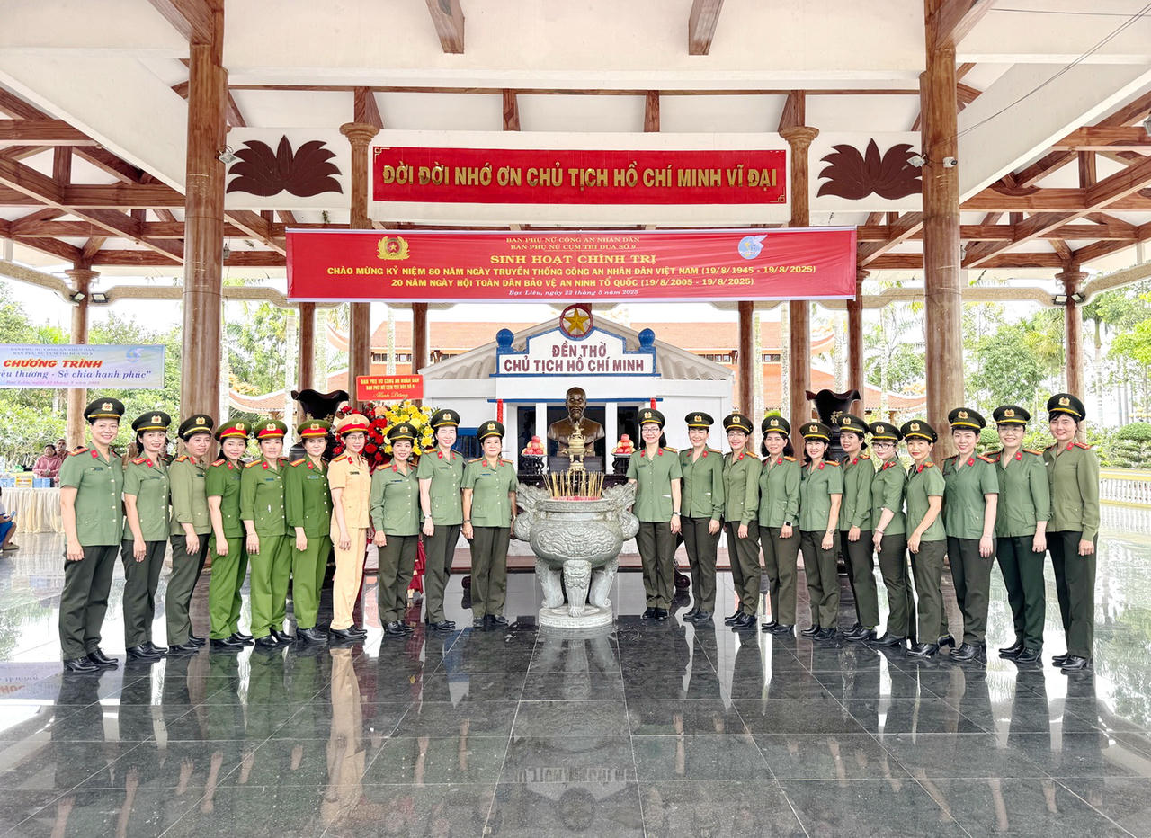 Cán bộ, hội viên Phụ nữ Công an tỉnh Cà Mau tham gia sinh hoạt chính trị tại Đền thờ Chủ tịch Hồ Chí Minh.