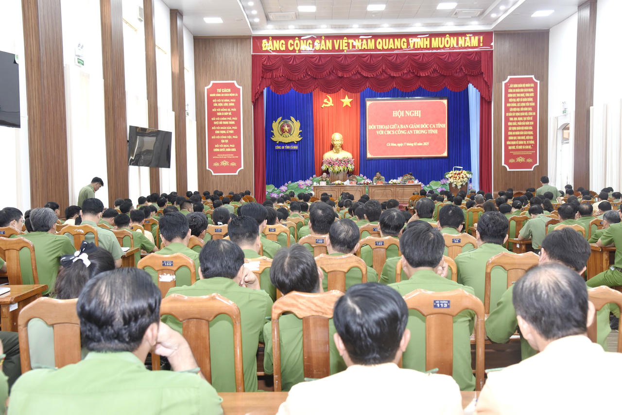 Ban Giám đốc Công an tỉnh Cà Mau tổ chức đối thoại với cán bộ, chiến sĩ.