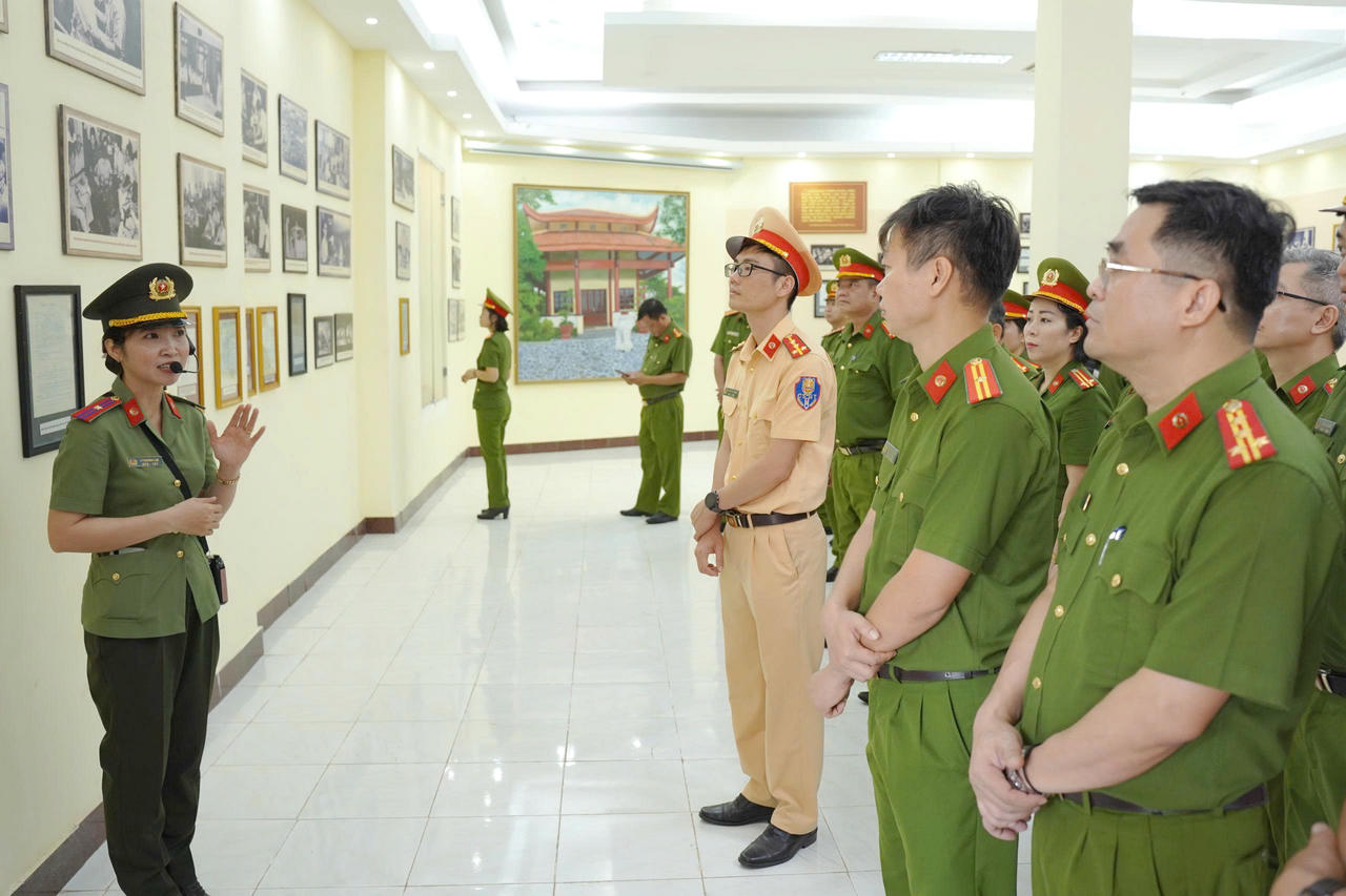 Lãnh đạo, cán bộ, chiến sĩ Công an tỉnh Cà Mau về nguồn tại Khu di tích Hòn Đá Bạc.