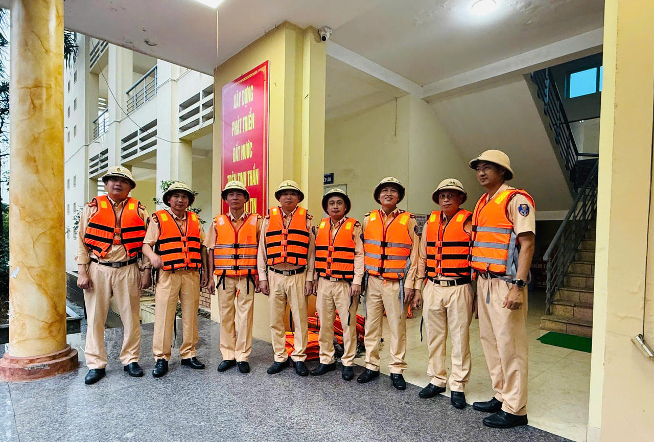 Toàn bộ lực lượng của Đội CSGT số 1 đã trực 100% quân số, thiết lập chế độ trực ban 24/24 giờ.