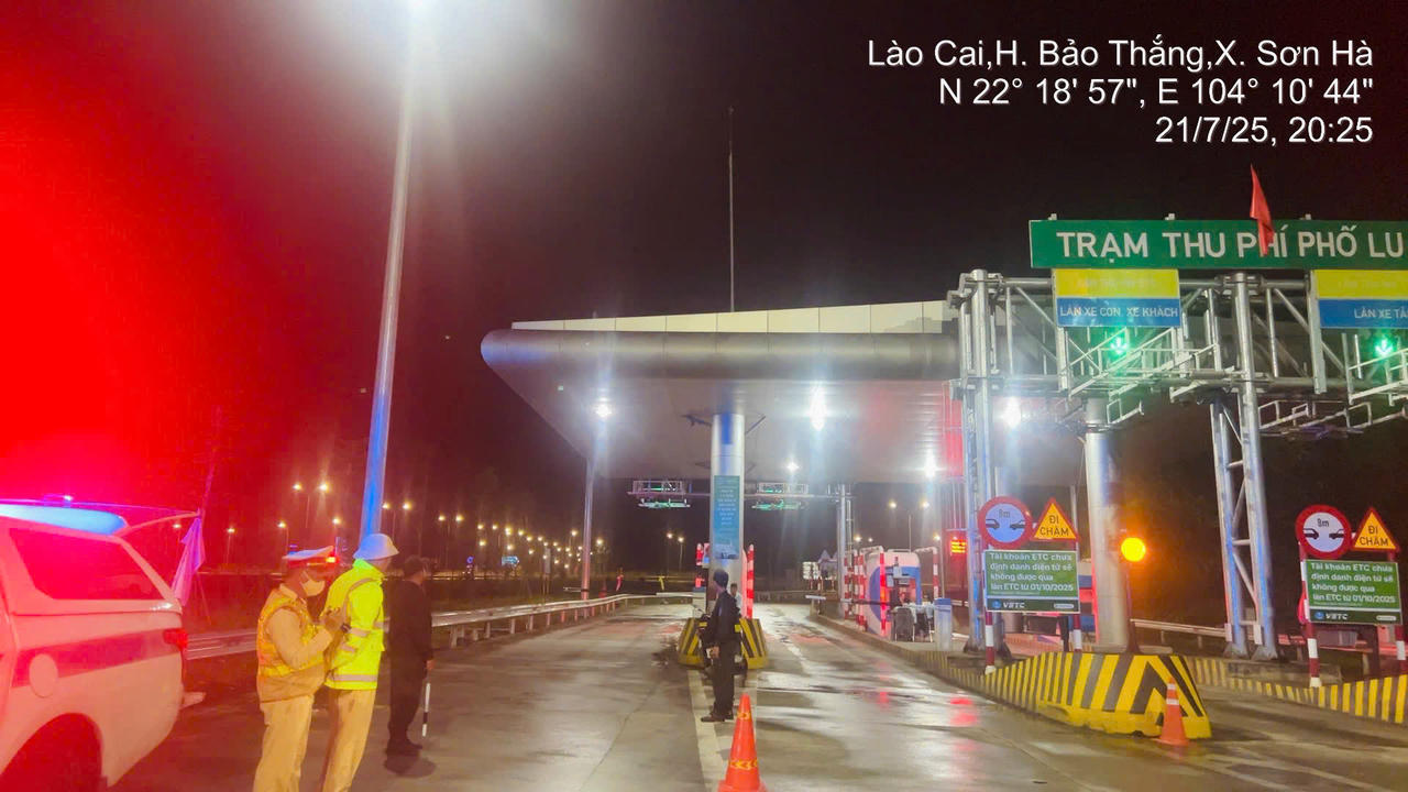 Lực lượng CSGT cũng đã phối hợp với các trạm BOT, ban quản lý đường bộ và chính quyền địa phương nhằm chủ động xử lý các tình huống ách tắc, tai nạn hoặc người dân gặp nguy hiểm khi lưu thông qua vùng bão.