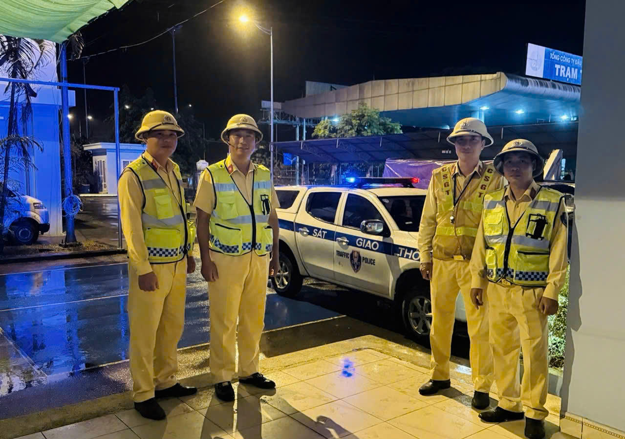 Các tổ công tác được phân công chốt trực tại các vị trí trọng yếu để sẵn sàng hỗ trợ, cứu hộ, cứu nạn khi có tình huống khẩn cấp xảy ra.