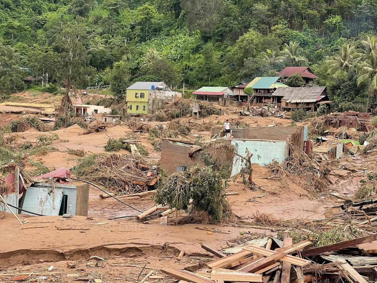 Một số xã nước đã rút, nhưng nhà cửa, ruộng vườn đổ nát