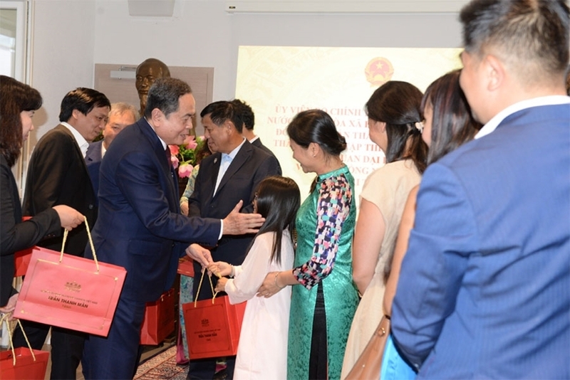 Chủ tịch Quốc hội Trần Thanh Mẫn và Phu nhân trao quà tặng cộng đồng người Việt tại Thụy Sĩ. Ảnh: QĐND