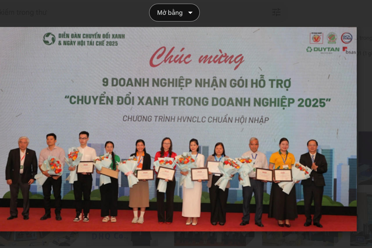 Các doanh nghiệp nhận gói hỗ trợ chuyển đổi xanh. (Ảnh trong bài: PV)