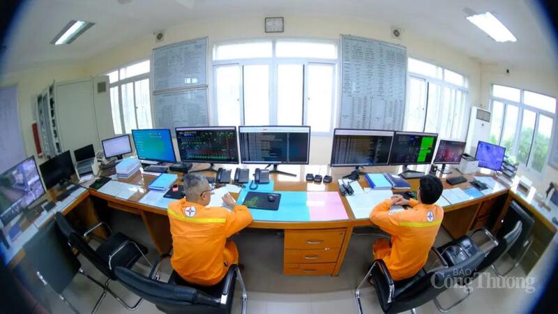 Theo dõi, trực vận hành tại TBA 500kV Hiệp Hòa. Ảnh: Mạnh Hùng