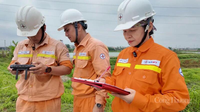 Đội TTĐ Sóc Sơn dùng UAV bay kiểm tra phát nhiệt, khiếm khuyết khu vực xuất tuyến TBA 500kV Hiệp Hòa. Ảnh: Mạnh Hùng