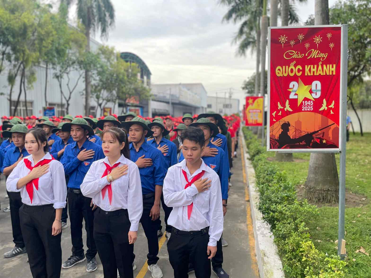 Người lao động nghiêm trang xúc động trong buổi lễ. Ảnh: Đình Trọng