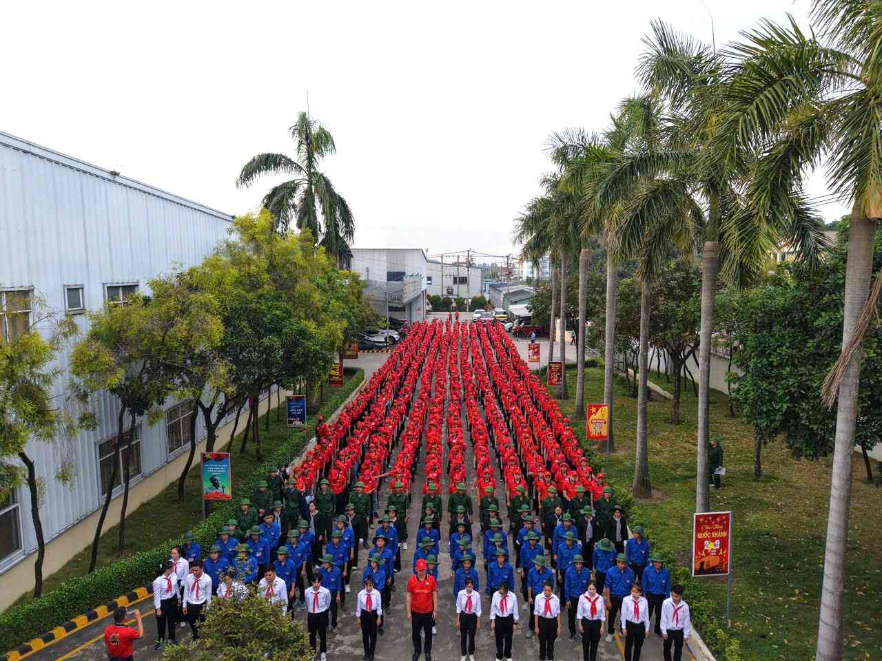 1.300 công nhân lao động thực hiện buổi lễ chào cờ kỷ niệm 80 năm ngày Quốc khánh 2.9. Ảnh: Đình Trọng