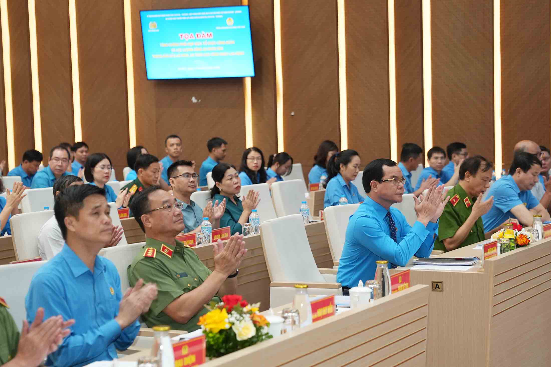 Ông Nguyễn Đình Khang - Ủy viên Trung ương Đảng, Phó Chủ tịch Ủy ban Trung ương Mặt trận Tổ quốc Việt Nam, Chủ tịch Tổng Liên đoàn Lao động Việt Nam dự buổi tọa đàm. Ảnh: Hữu Chánh