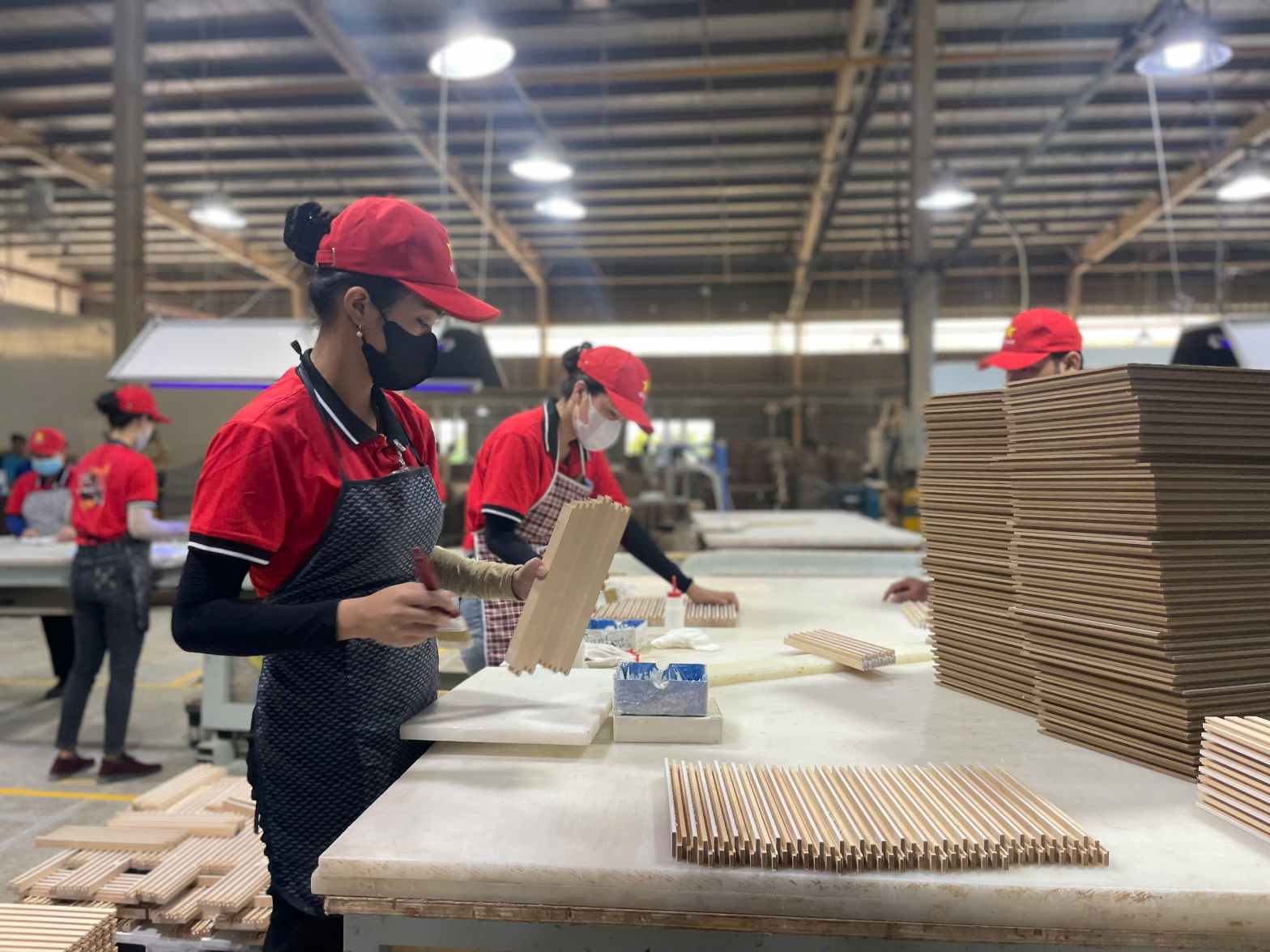 Người lao động làm việc hăng say, hiệu quả hơn. Ảnh: Đình Trọng