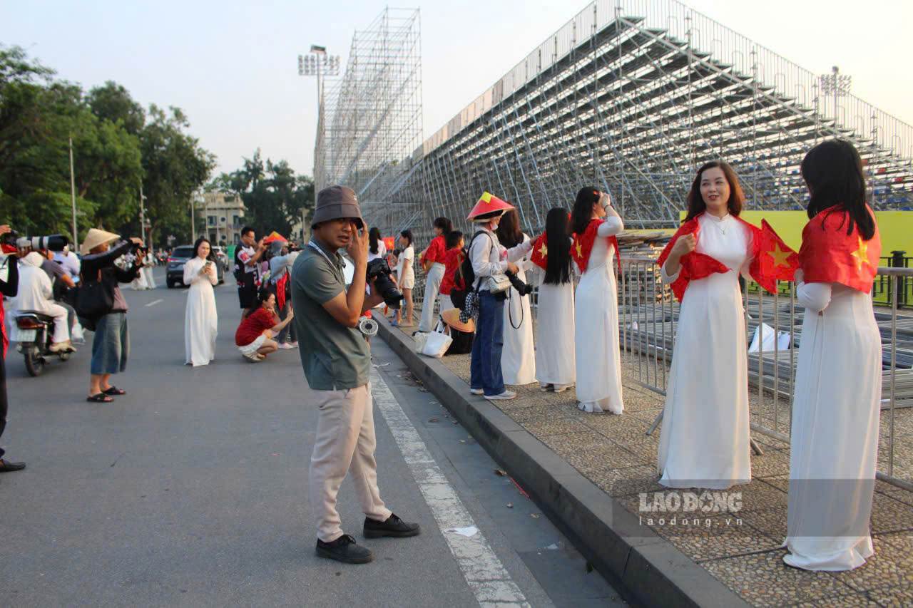 Vào ngày 2.9 tại Quảng trường Ba Đình sẽ tổ chức Lễ diễu binh, diễu hành kỷ niệm 80 năm Quốc khánh nước Cộng hòa xã hội chủ nghĩa Việt Nam. Hiện tại, Hà Nội gấp rút lắp đặt sân khấu, khán đài 30.000 chỗ ngồi ở quảng trường Ba Đình để phục vụ lễ kỷ niệm.