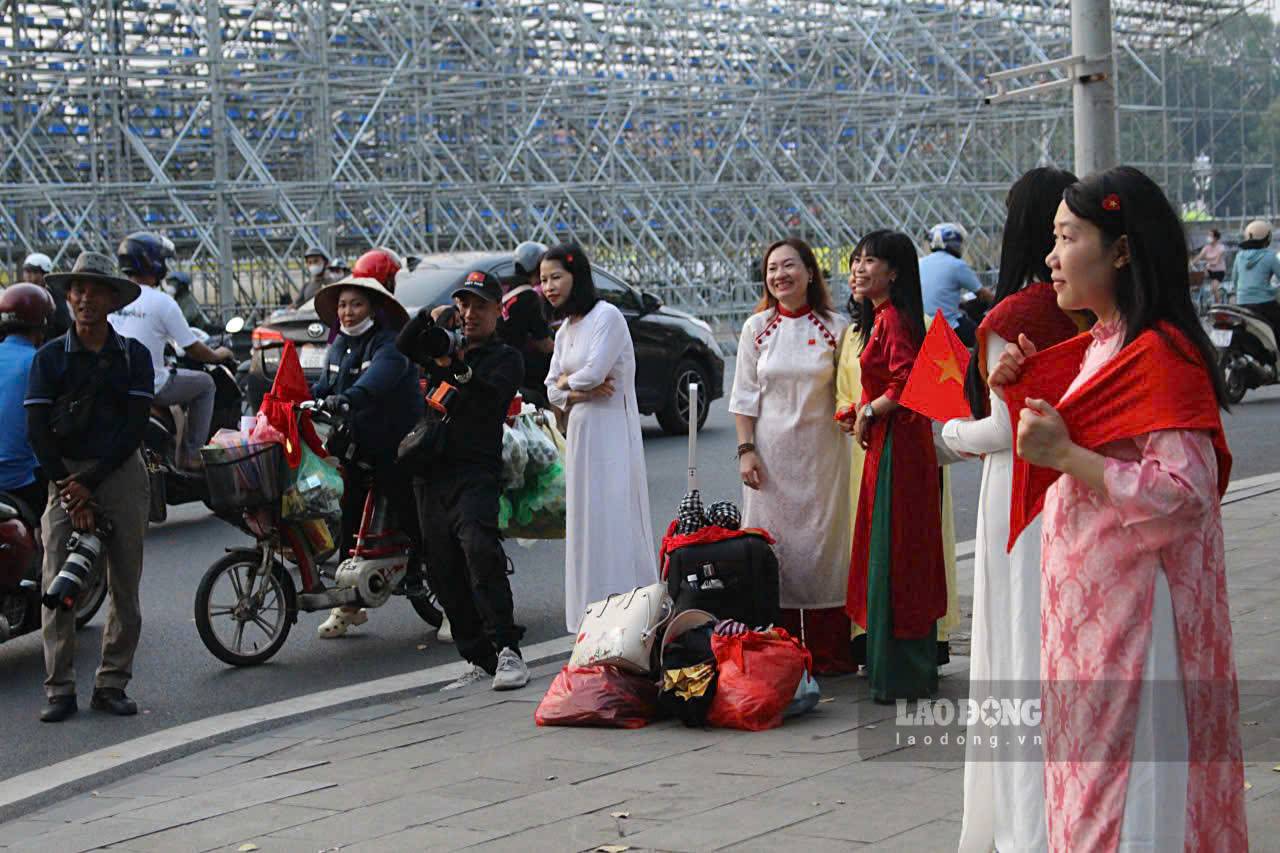 Mặc dù vỉa hè quanh khu di tích bị thu hẹp bởi các giàn giáo, sân khấu đang được gấp rút lắp đặt phục vụ Lễ kỷ niệm 80 năm Cách mạng Tháng Tám và Quốc khánh 2/9, không khí tại khu vực này vẫn không kém phần nhộn nhịp.