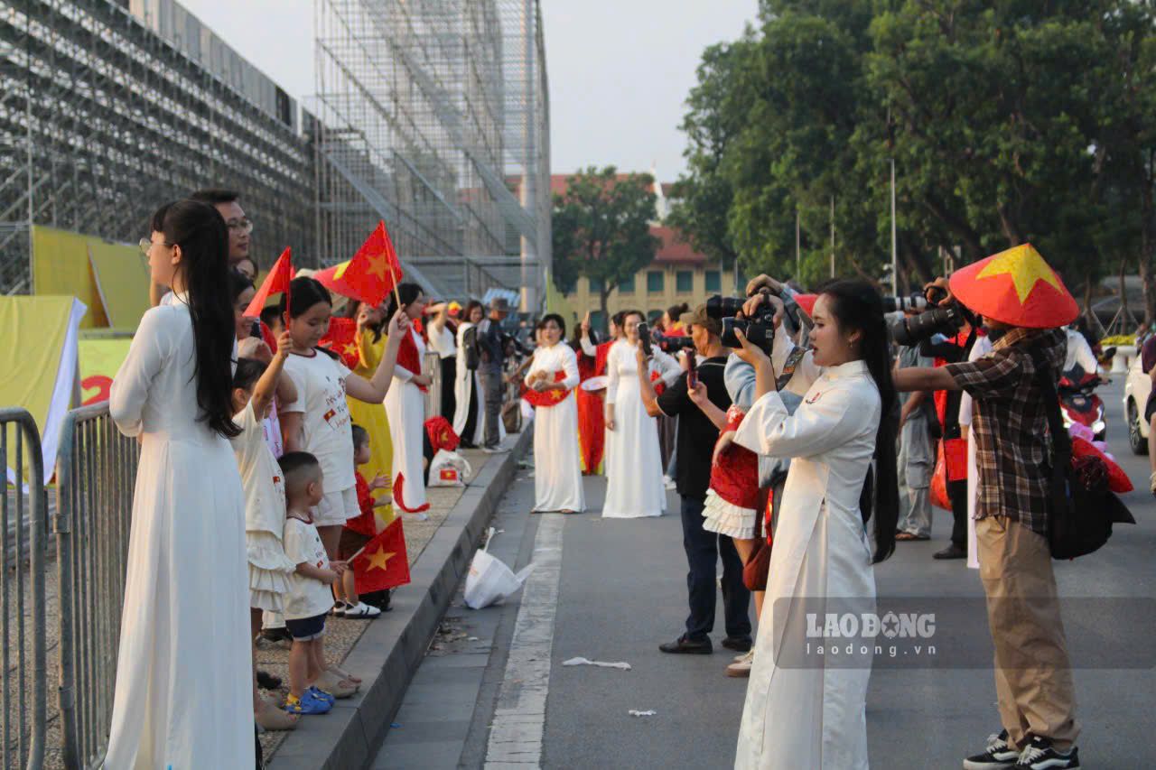 Chiều 14.8, rất đông người dân, du khách đã đến thăm lăng, chụp ảnh hướng tới ngày lễ lớn của dân tộc.