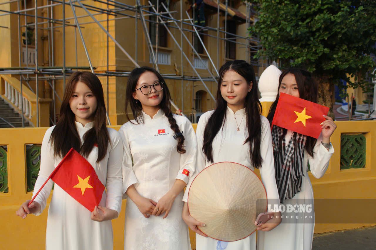 Theo Vy, bạn cùng bạn bè của mình đã chọn thuê áo dài truyền thống cùng những phụ kiện nhỏ xinh như cờ đỏ sao vàng, nón lá để có những tấm ảnh đẹp nhất.