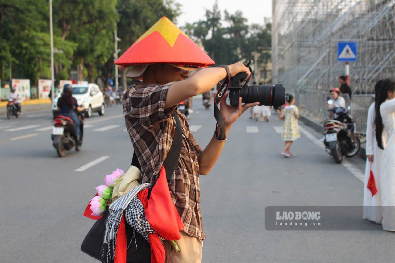Theo chia sẻ của nhiếp ảnh gia tự do tại Hà Nội, những ngày này, khách bên anh chủ yếu chọn chụp ảnh tại quảng trường Ba Đình mừng đại lễ. Ngoài chọn trang phục và phụ kiện truyền thống, thời tiết những ngày này khá oi nóng đặc biệt trong khoảng thời gian giữa trưa. Các bạn trẻ nên chọn thời điểm từ 5-7h sáng và 16h-18h để có những bức hình đẹp mà không bị quá nóng.