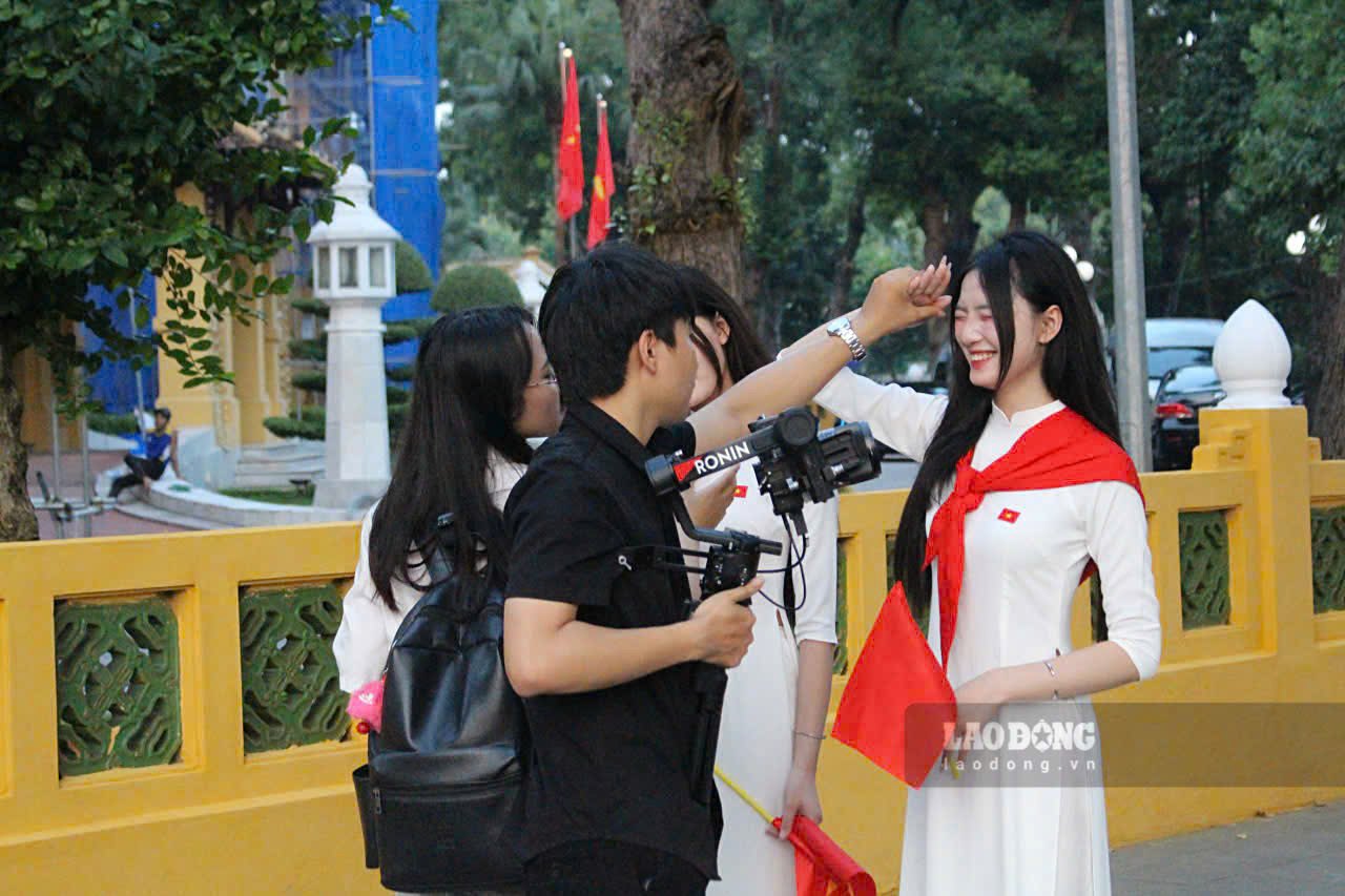 Không ít bạn trẻ chọn cách tự make up, tự chụp ảnh bằng điện thoại hoặc máy ảnh cá nhân. Tuy nhiên, nhiều người cũng sẵn sàng đầu tư thuê e-kip chuyên nghiệp để có bộ ảnh hoàn hảo nhất.