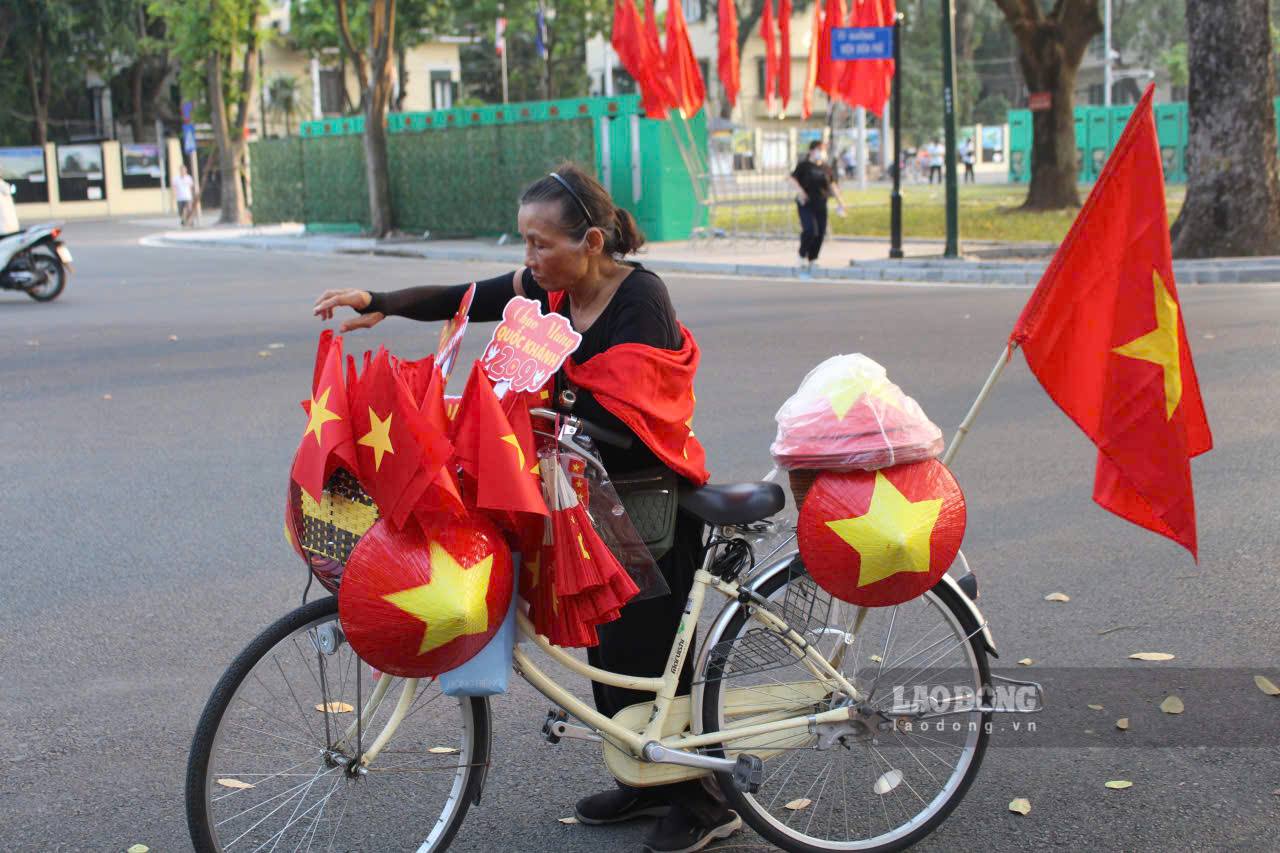 Những xe bán cờ đỏ sao vàng, nón lá...có sẵn ở khu vực quanh quảng trường Ba Đình cho người dân và du khách có nhu cầu chụp ảnh.