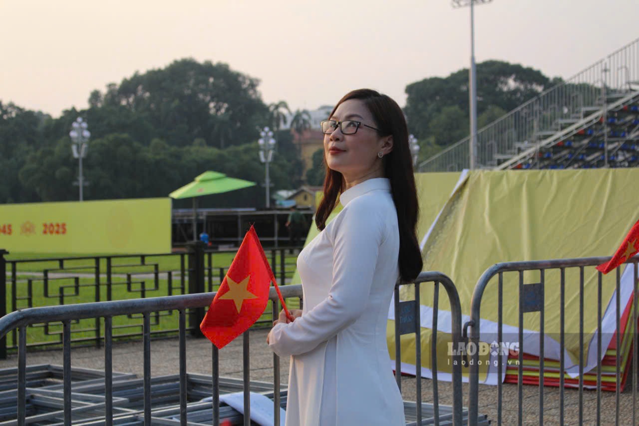 Những nàng thơ diện áo dài trắng, trên tay cầm lá cờ đỏ sao vàng rực rỡ đem đến hình ảnh rất đẹp, góp cùng không khí rộn rã của cả nước mừng kỉ niệm 80 năm Quốc khánh sắp tới.