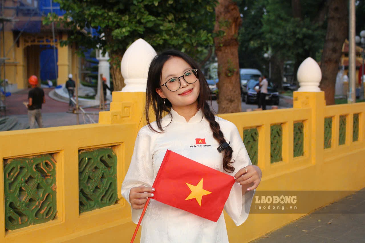 Bạn Bùi Đan Vy (18 tuổi, Nghệ An) cho biết đã chọn lăng Bác làm điểm chụp ảnh ngay sau khi đặt chân tới Hà Nội. “Sắp tới kỉ niệm 80 năm Quốc khánh, lăng Bác là điểm checkin đặc biệt mình và các bạn cùng ghé thăm để chụp ảnh. Lăng Bác và quảng trường Ba Đình mang dấu ấn lịch sử thiêng liêng nên mình muốn lưu giữ kỉ niệm cũng như chia sẻ đến mọi người nhiều hơn“.