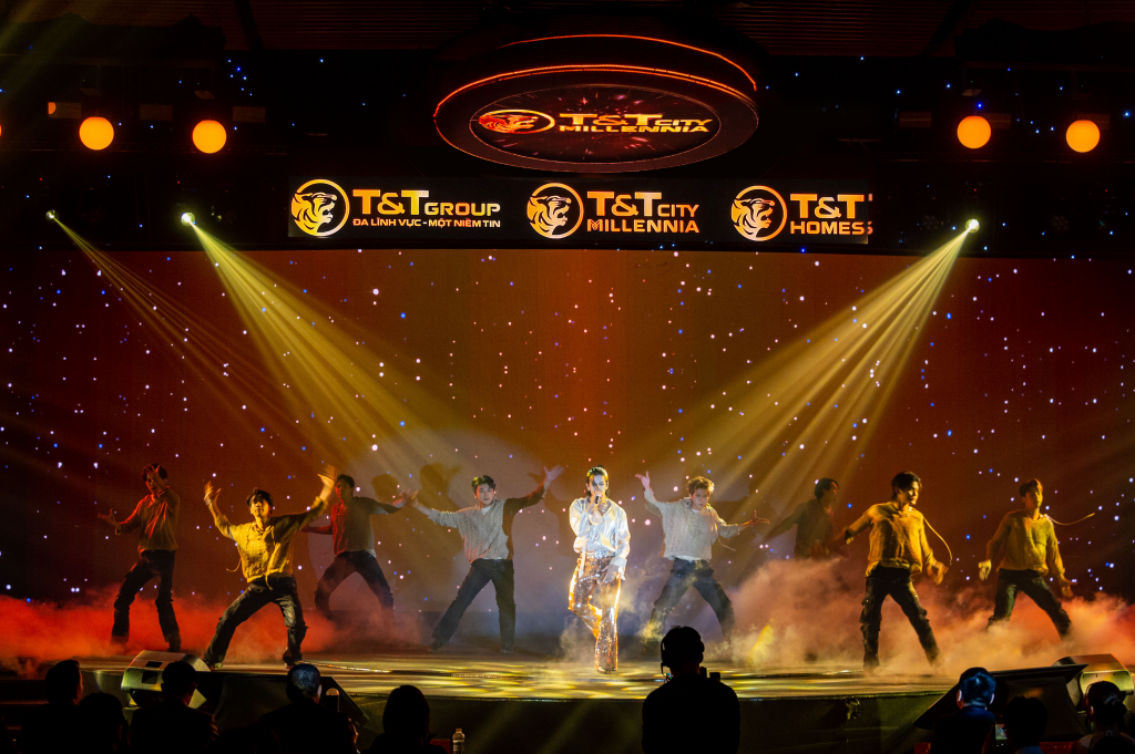 Không khí sự kiện được khuấy động với sự xuất hiện của “anh tài” (S)TRONG Trọng Hiếu cùng những màn trình diễn nghệ thuật độc đáo.