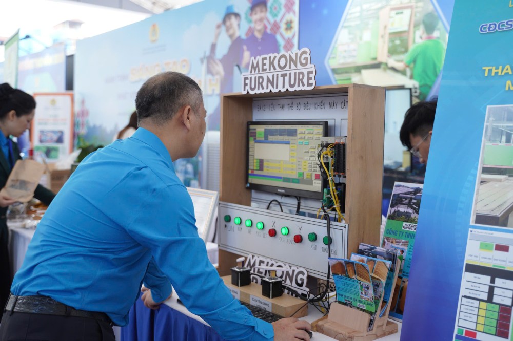 Anh Hoàng Minh Long chăm chút cho sản phẩm lao động sáng taọ của mình tại Triển lãm “Hành trình sáng tạo – Khát vọng vươn mình” sáng 15.8. Ảnh: Đền Phú