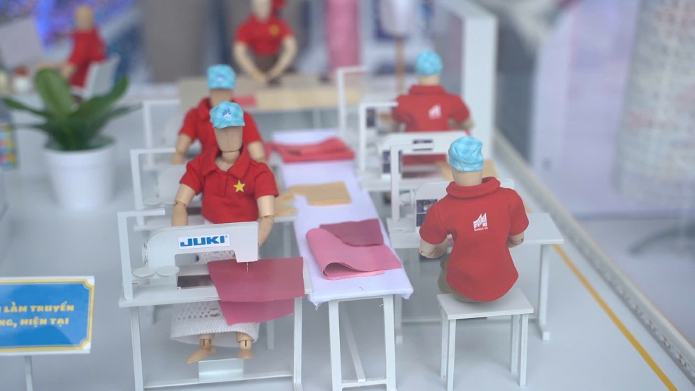 Một số sản phẩm sáng tạo của người lao động tại Triển lãm “Hành trình sáng tạo – Khát vọng vươn mình” sáng 15.8. Ảnh: Đền Phú