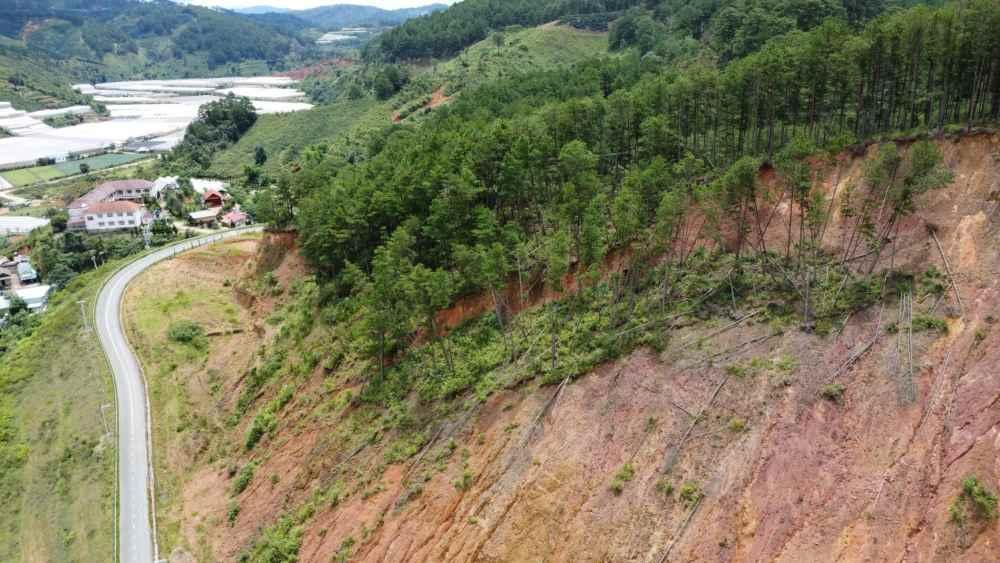 Người dân quanh khu vực sống trong cảnh hoang mang, lo lắng. Ảnh: Lam Hồng