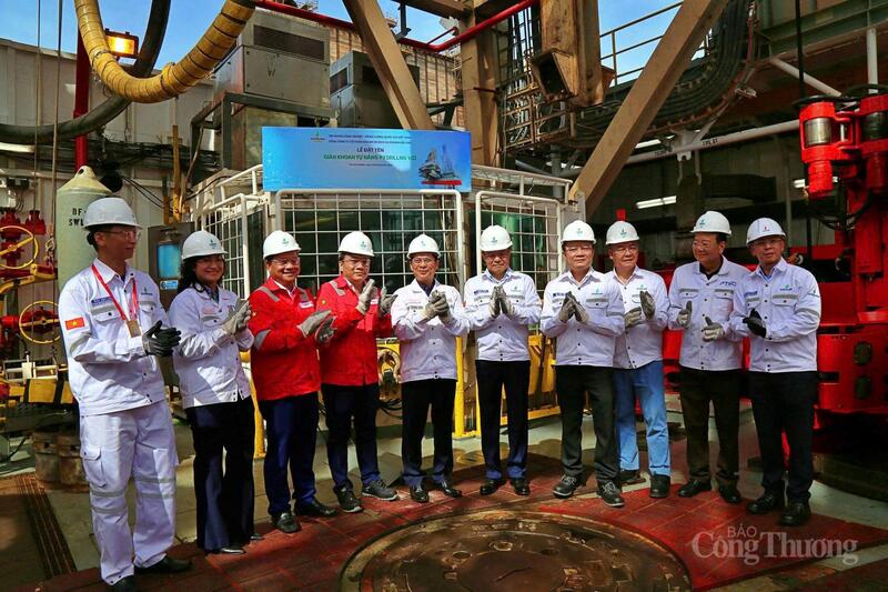 Phó Thủ tướng Bùi Thanh Sơn chúc mừng PV Drilling. Ảnh: Võ Hiển