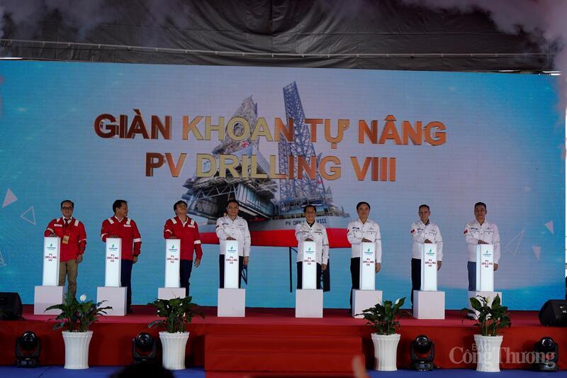 Các đại biểu thực hiện nghi thức bấm nút, đặt tên giàn khoan tự nâng PV Drilling VIII. Ảnh: Nguyễn Ngọc