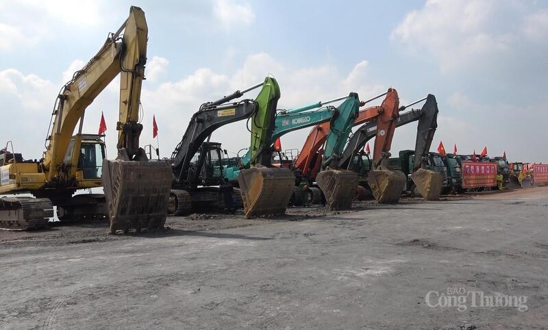 Nhân lực, vật lực thi công được nhà thầu chuẩn bị kỹ lưỡng. Ảnh: Nguyễn Ngọc