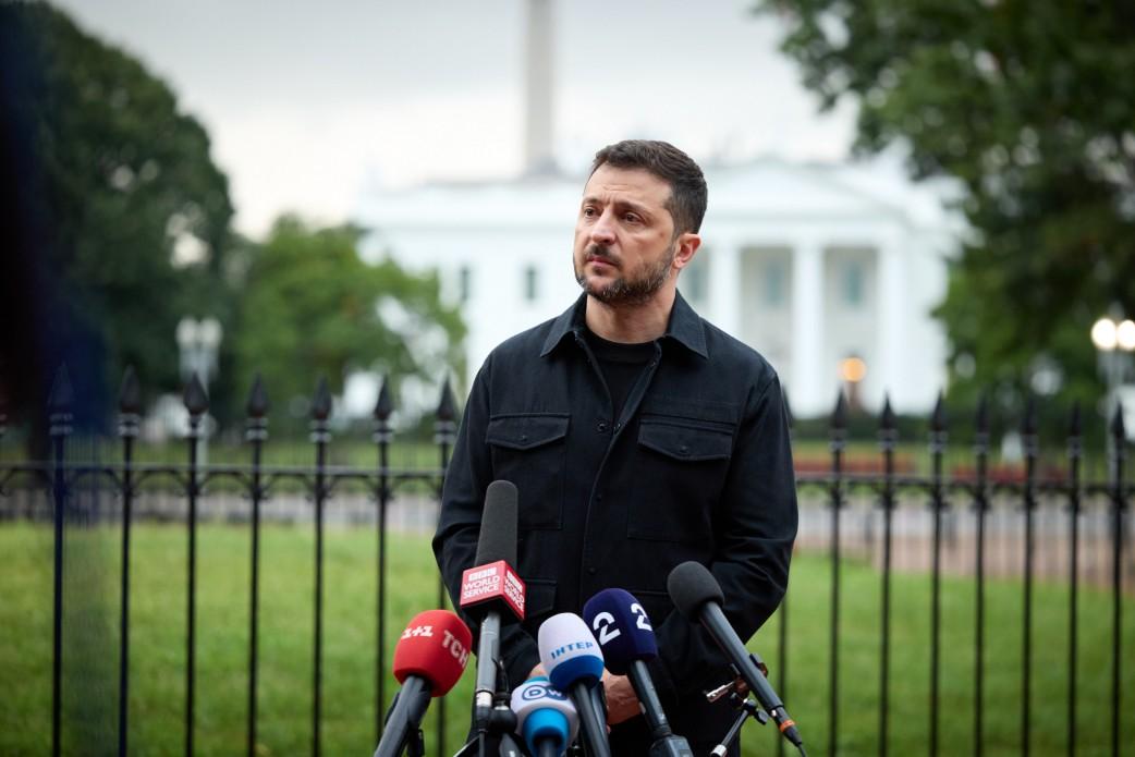 Tổng thống Ukraina Volodymyr Zelensky trong trang phục vest phát biểu với báo giới trước Nhà Trắng. Ảnh: Văn phòng Tổng thống Ukraina