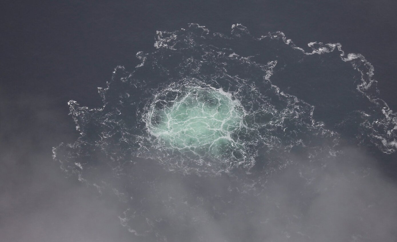 Khí đốt rò rỉ từ đường ống Nord Stream sau vụ phá hoại tháng 9.2022. Ảnh: Swedish Coast Guard